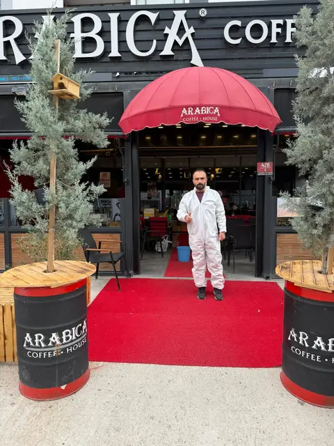 YYS ekibi Arabica Coffee House girişinde
