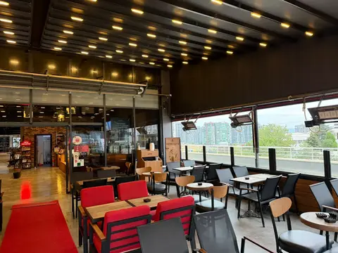 Temizlik sonrası cafe salonu