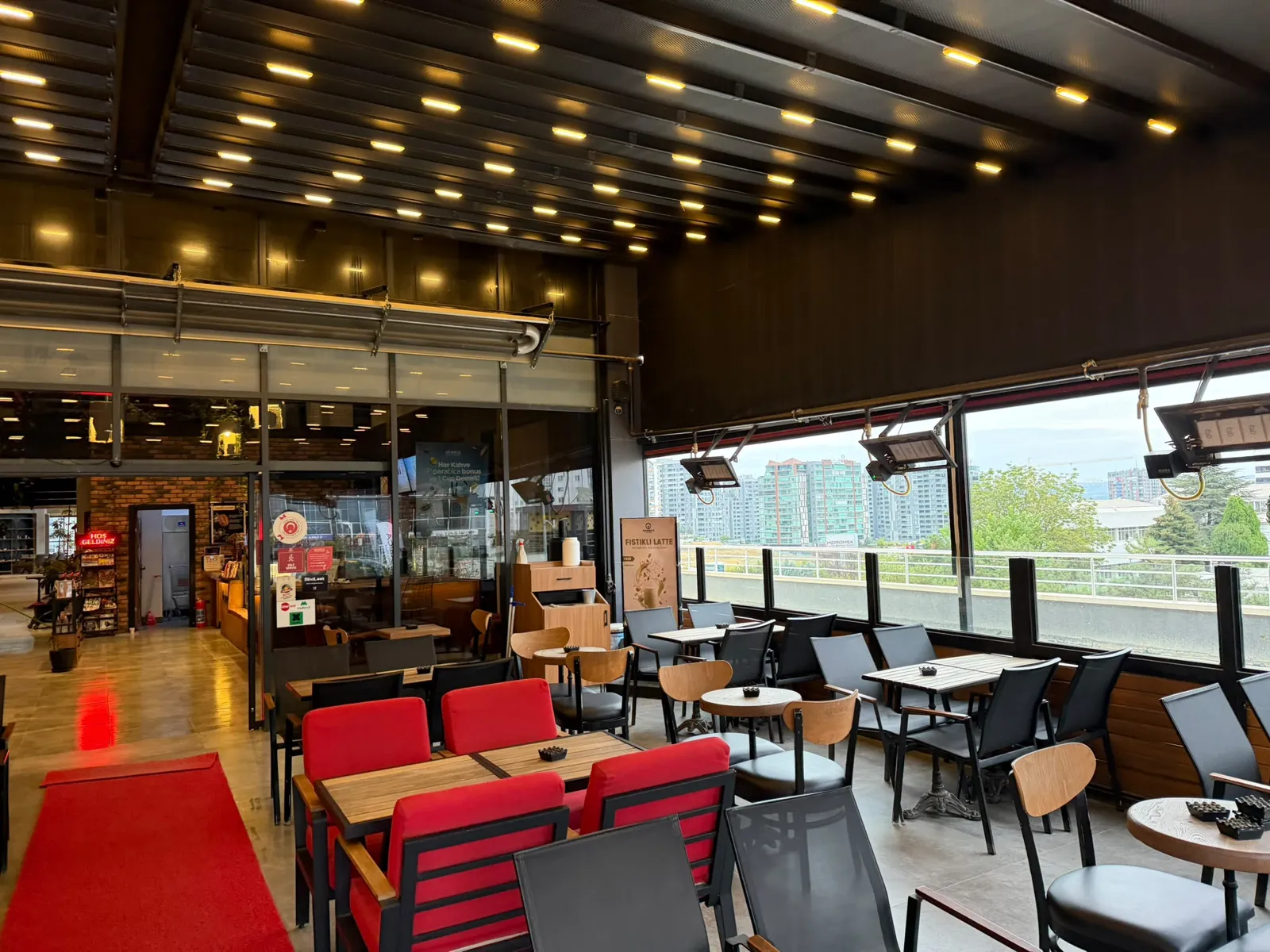 Temizlenen cafe salonu
